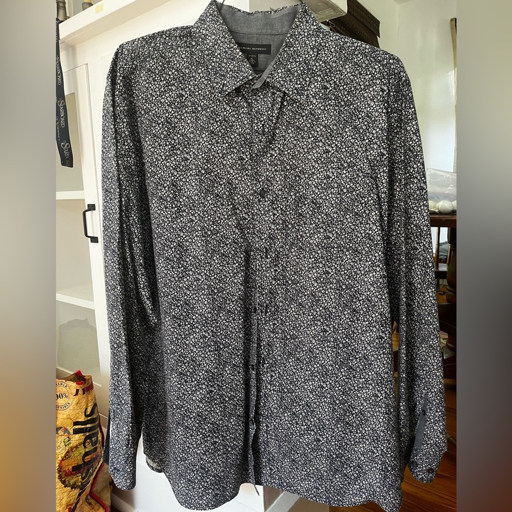 Banana Republic Men’s Button Down long sleeve shirt.